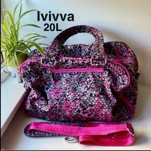Ivivva take me to the gym duffle bag in excellent condition pink 20L⭐️⭐️⭐️⭐️⭐️